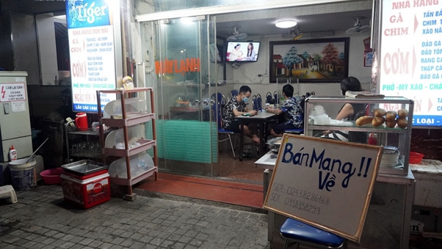 Hanoi eateries face difficulties due to early shutdown for COVID-19 fight
